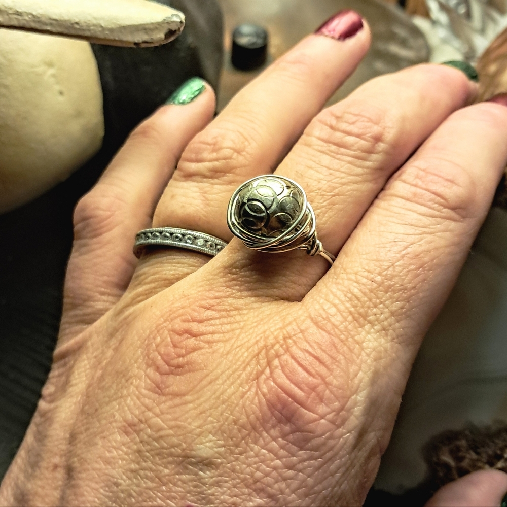 🌇HOLD for CG.🌇Vintage Wire Wrapped Bead Ring, Size 8 - Picture 4 of 7